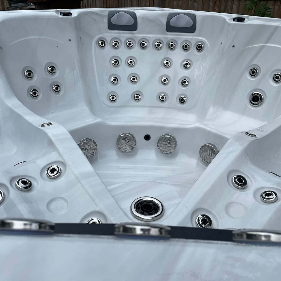 Manhattan 6 Seater Hot Tub - Vookoo Lifestyle