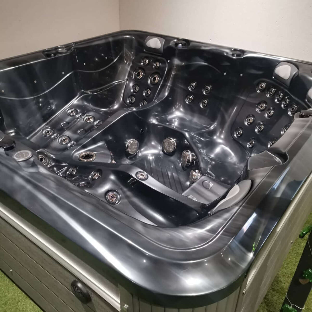 Manhattan 6 Seater Hot Tub - Vookoo Lifestyle